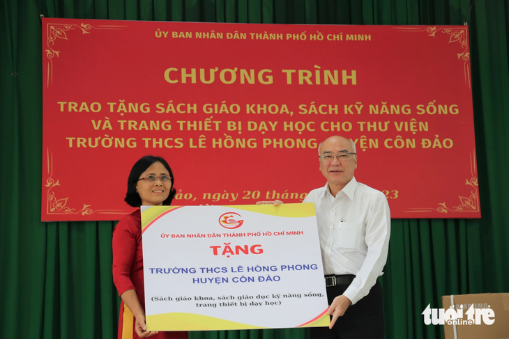 Trưởng Ban Tuyên giáo Thành ủy TP.HCM Phan Nguyễn Như Khuê trao bảng biểu trưng các phần quà cho Trường THCS Lê Hồng Phong - Ảnh: CẨM NƯƠNG
