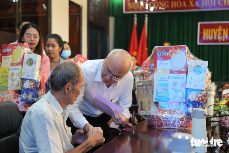 Trưởng Ban Tuyên giáo Thành ủy TP.HCM Phan Nguyễn Như Khuê tặng quà cho người có công và thân nhân người có công với cách mạng tại huyện Côn Đảo - Ảnh: CẨM NƯƠNG
