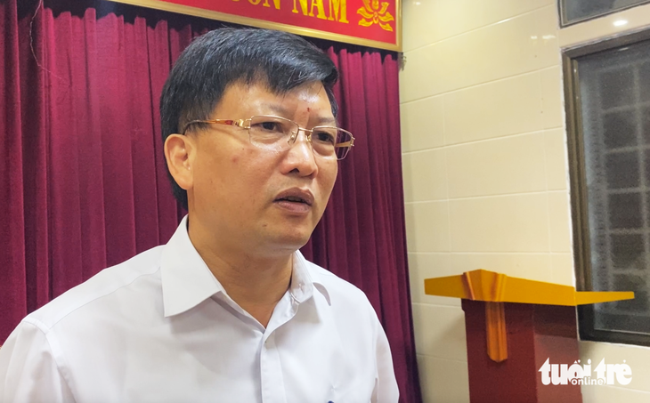 Ông Nguyễn Đức Thọ - phó chủ tịch UBND huyện Nghi Lộc - trả lời những nội dung xung quanh các kiến nghị của người dân - Ảnh: DOÃN HÒA