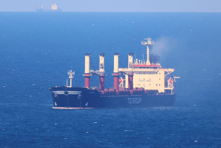 Tàu chở hàng treo cờ Thổ Nhĩ Kỳ hoạt động ở Biển Đen, phía bắc eo biển Bosphorus, ngoài khơi thành phố Istanbul (Thổ Nhĩ Kỳ) hôm 17-7 - Ảnh: REUTERS