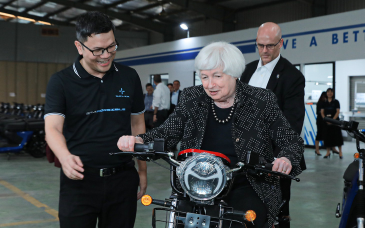 Bộ trưởng Tài chính Mỹ thử xe máy điện của start-up Việt