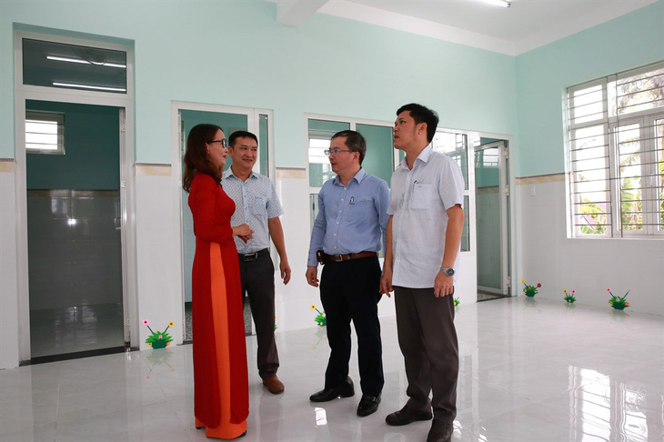 Lãnh đạo huyện Nghĩa Hành, Công ty BSR và đại diện nhà trường thăm quan các lớp học mới