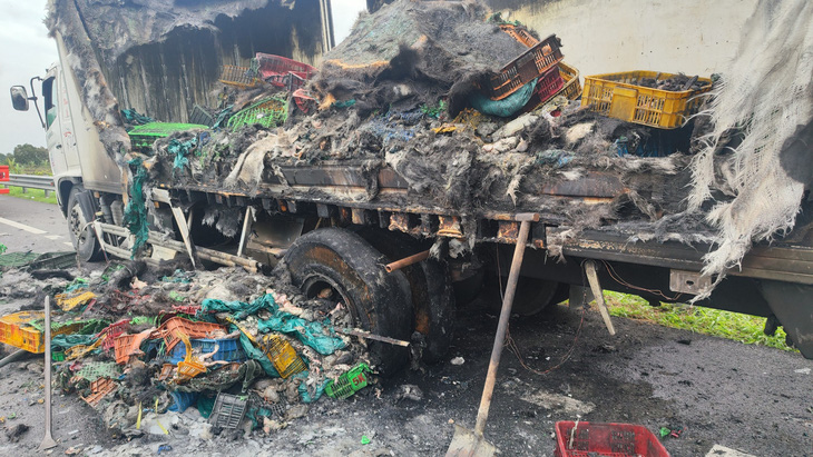 Chiếc xe bị cháy rụi, ước tính thiệt hại khoảng 400 triệu đồng - Ảnh: M.T.