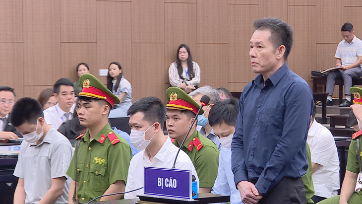 Bị cáo Nguyễn Tiến Mạnh tự bào chữa tại phiên tòa vụ chuyến bay giải cứu - Ảnh: NAM ANH