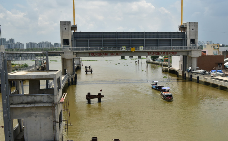 Cống ngăn triều Tân Thuận (quận 4 và quận 7) được kỳ vọng là giải pháp ngăn triều từ sông Sài Gòn vào kênh Tẻ, kênh Đôi, Tàu Hủ - Bến Nghé, giúp người dân quận 7, quận 4 và quận 8 thoát cảnh ngập nước - Ảnh: T.T.D.