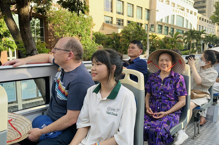 Du lịch xanh - bền vững được xem là chiến lược phát triển của ngành du lịch Việt Nam trong thời gian tới. Trong ảnh: các du khách tham quan trung tâm TP.HCM bằng xe buýt hai tầng - Ảnh: MỘC MIÊN