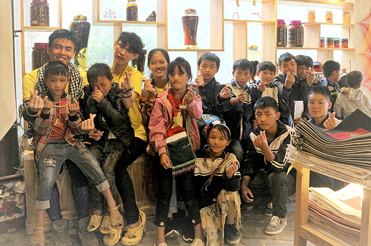 Cùng các bạn nhỏ tham quan doanh nghiệp xã hội tại Sa Pa (Lào Cai) - Ảnh: PHIÊU LINH PROJECT
