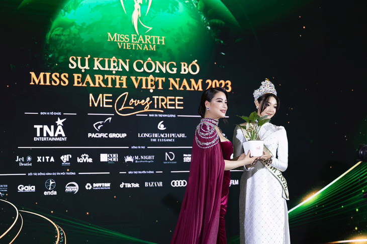 Miss Earth 2022 - Mina Sue Choi (phải) là đại sứ và sẽ đồng hành với rất nhiều hoạt động về môi trường của Miss Earth Việt Nam 2023. Cô cũng sẽ truyền đạt kinh nghiệm cho các thi sinh của Miss Earth Việt Nam 2023, giúp cho các thí sinh tự tin và bản lĩnh hơn trong hành trình đi đến cuối với cuộc thi.