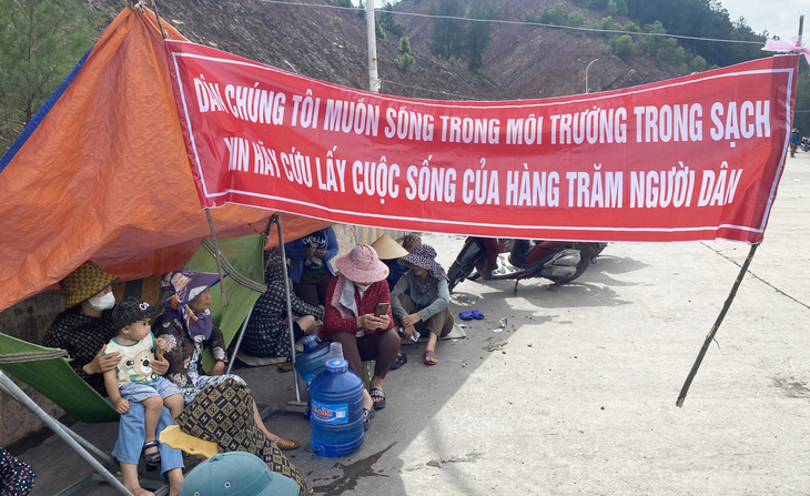 Người dân dựng lều chặn xe tải vào cảng Vissai Nghệ An sáng 20-7 - Ảnh: DOÃN HÒA