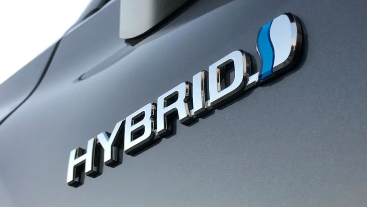 Việc Toyota trang bị công nghệ hybrid cho Fortuner vào năm 2024 hướng tới khả năng vòng đời xe sẽ kéo dài thêm một vài năm nữa và có thể vượt quá mốc 2025 - Ảnh: Drive