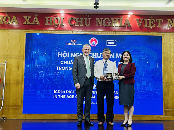 Các đại diện ICDL trao quà kỷ niệm cho ông Nguyễn Văn Hiếu (giữa) - giám đốc Sở Giáo dục và Đào tạo TP.HCM - Ảnh: MỸ DUNG