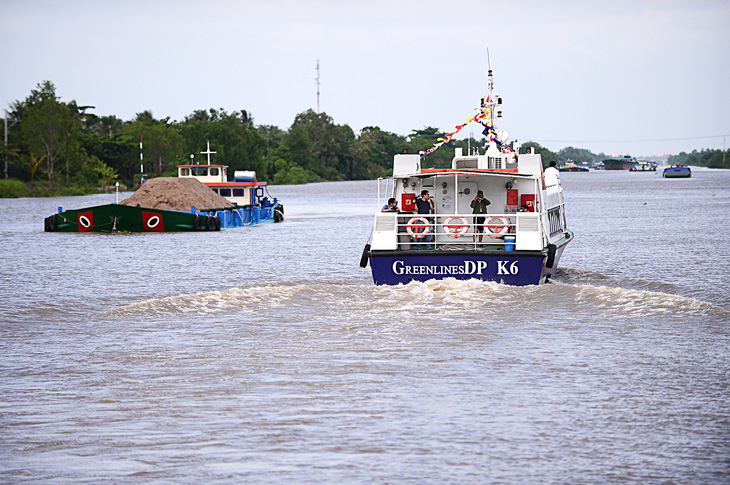 Con tàu Greenlines DP K6 xuôi dòng kênh Chợ Gạo về Tiền Giang trong lần được tham gia vận chuyển hàng hóa về TP.HCM trong bối cảnh dịch bệnh COVID-19 (tháng 7-2021) khó khăn trong việc đi lại bằng đường bộ - Ảnh: QUANG ĐỊNH