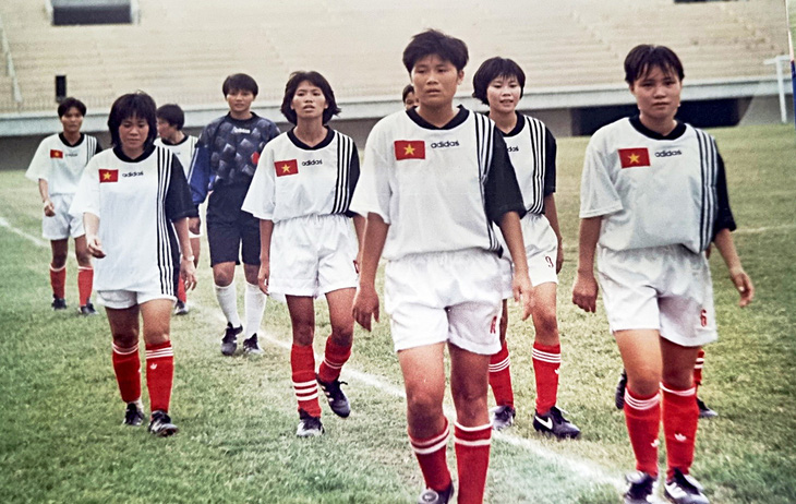 Những cô gái Việt lần đầu dự SEA Games tại Indonesia 1997, hiện vẫn còn nhiều người gắn bó sự nghiệp bóng đá trong vai trò huấn luyện viên như Kim Hồng - huấn luyện viên thủ môn đội tuyển hiện nay - Ảnh tư liệu
