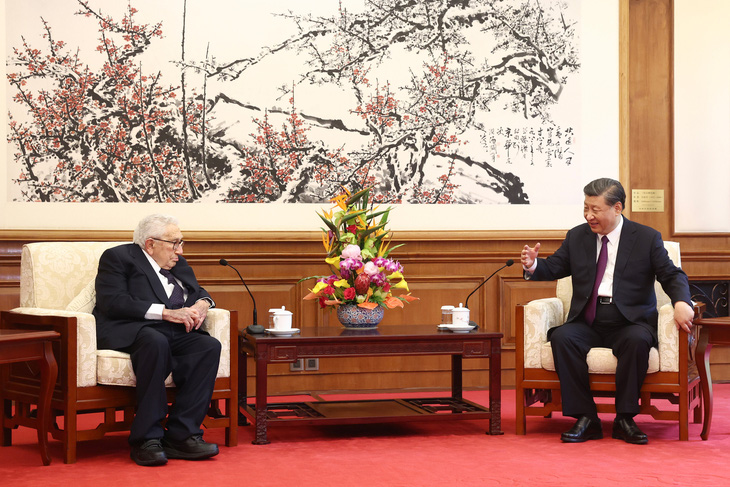 Chủ tịch Trung Quốc Tập Cận Bình (phải) trò chuyện cùng cựu ngoại trưởng Mỹ Henry Kissinger tại Bắc Kinh ngày 20-7 - Ảnh: AFP