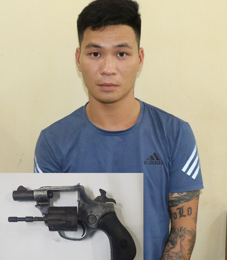 Nghi phạm Nguyễn Thái Bằng và tang vật vụ án là khẩu súng quân dụng - Ảnh Công an tỉnh Thanh Hóa cung cấp