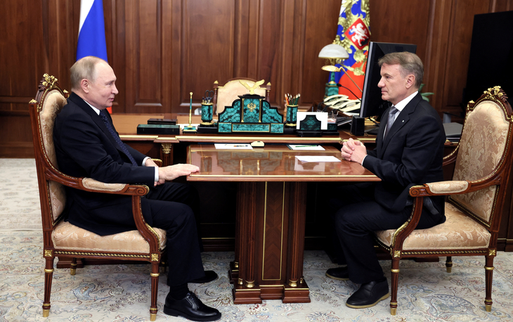 Tổng thống Nga Vladimir Putin (trái) tham dự cuộc họp với Giám đốc điều hành Sberbank German Gref tại Matxcơva, Nga, hồi tháng 3 năm nay - Ảnh: REUTERS