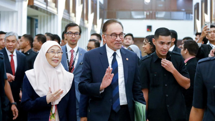 Thủ tướng Malaysia Anwar Ibrahim và phu nhân - Ảnh: AFP