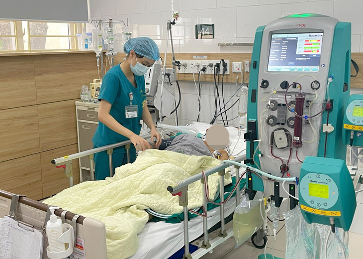 Bệnh nhân ngộ độc nấm đang điều trị tại Trung tâm Chống độc, Bệnh viện Bạch Mai - Ảnh: Bệnh viện cung cấp