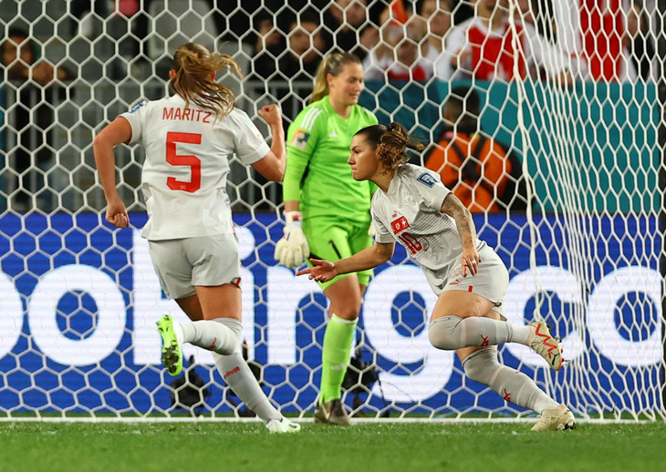 Niềm vui của tuyển nữ Thuỵ Sĩ sau khi ghi bàn vào lưới Philippines ở World Cup nữ 2023 - Ảnh: REUTERS