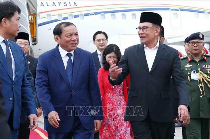Thủ tướng Malaysia Anwar Ibrahim tại sân bay Nội Bài (Hà Nội) chiều 20-7 - Ảnh: TTXVN
