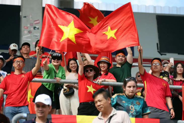 Người hâm mộ cổ vũ đội tuyển nữ Việt Nam trong trận đấu giao hữu với đội tuyển Đức ngày 24-6 - Ảnh: GETTY IMAGES