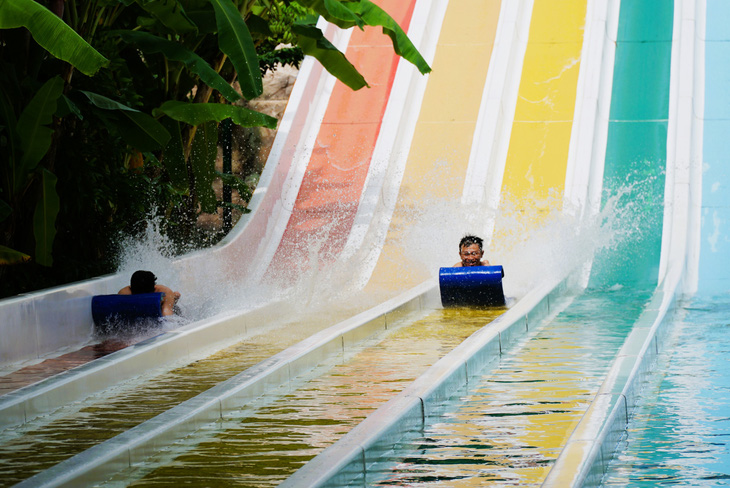 Để giải nhiệt cho mùa hè, du khách có thể trải nghiệm những trò chơi “mát mẻ” tại công viên nước VinWonders Nha Trang - Ảnh: TRẦN HOÀI