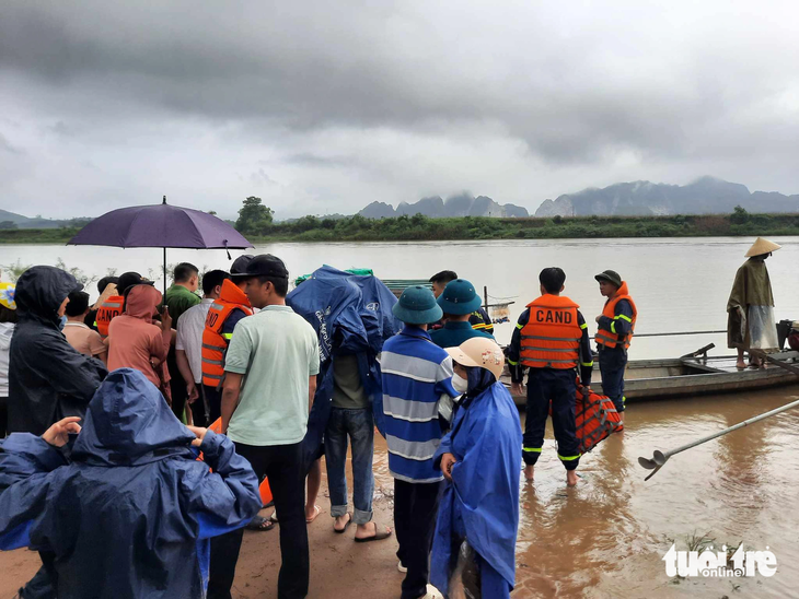 Lực lượng cứu hộ cứu nạn tìm kiếm ba nam sinh mất tích nghi đuối nước ở sông Lam sáng 21-7 - Ảnh: N.THẮNG