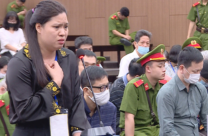 Cựu giám đốc Trần Thị Mai Xa tự bào chữa tại tòa - Ảnh: NAM ANH