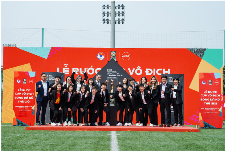 Đội tuyển nữ Việt Nam chụp ảnh cùng cúp vô địch World Cup nữ 2023