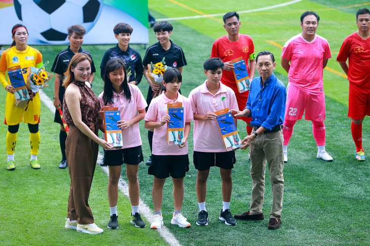 Đại diện doanh nghiệp trao phần quà động viên các cầu thủ U19 nữ TP.HCM trước thềm Giải U19 nữ quốc gia - Ảnh: H.T.