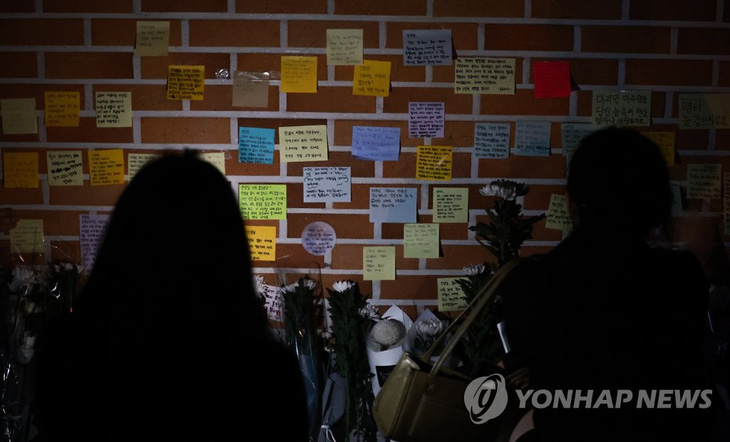 Rất nhiều đồng nghiệp để lại lời nhắn trên tường của trường tiểu học để bày tỏ sự đồng cảm về những áp lực trong nghề giáo - Ảnh: YONHAP