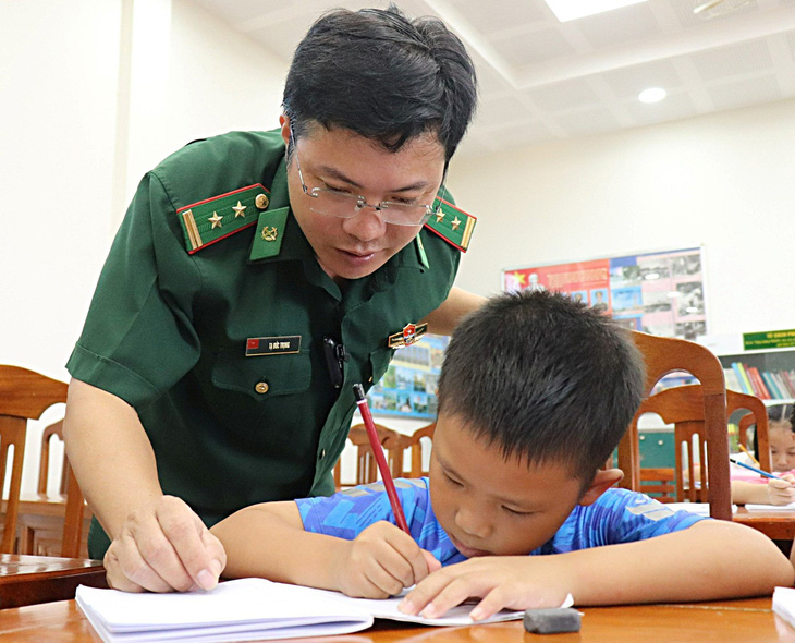 Chiến sĩ Hành quân xanh dạy tiếng Anh cho trẻ tại Đồn biên phòng Long Hòa (huyện Cần Giờ, TP.HCM)  - Ảnh: C.K.
