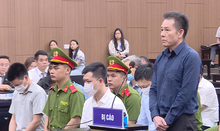 Bị cáo Nguyễn Tiến Mạnh tự bào chữa tại tòa - Ảnh: NAM ANH