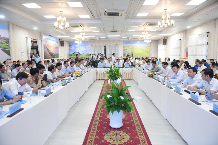 Hội thảo "Giải pháp môi trường phát triển bền vững ngành tôm" với sự tham gia của đông đảo chuyên gia, doanh nghiệp, nông dân - Ảnh: QUANG ĐỊNH