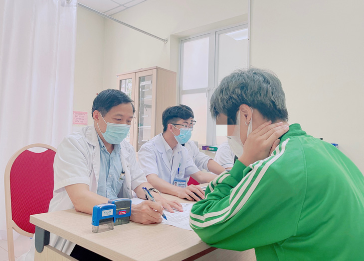 PGS.TS Nguyễn Quang  khám và tư vấn cho bệnh nhân - Ảnh: Bệnh viện cung cấp