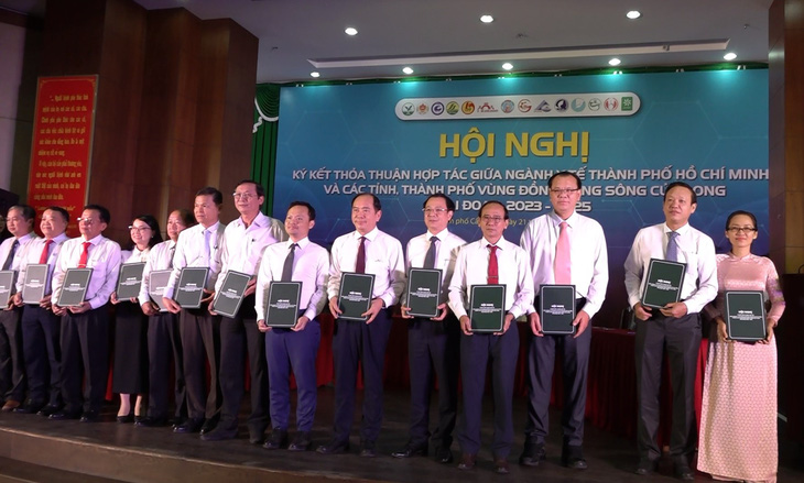 Sở Y tế TP.HCM ký kết biên bản hợp tác y tế toàn diện với 13 tỉnh thành Đồng bằng sông Cửu Long - Ảnh: T.LŨY