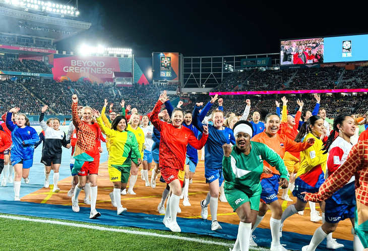 Vũ công khoác áo 32 đại diện quốc gia trong đó có Việt Nam góp phần làm sinh động lễ khai mạc World Cup nữ 2023 - Ảnh: TRUNG NGHĨA