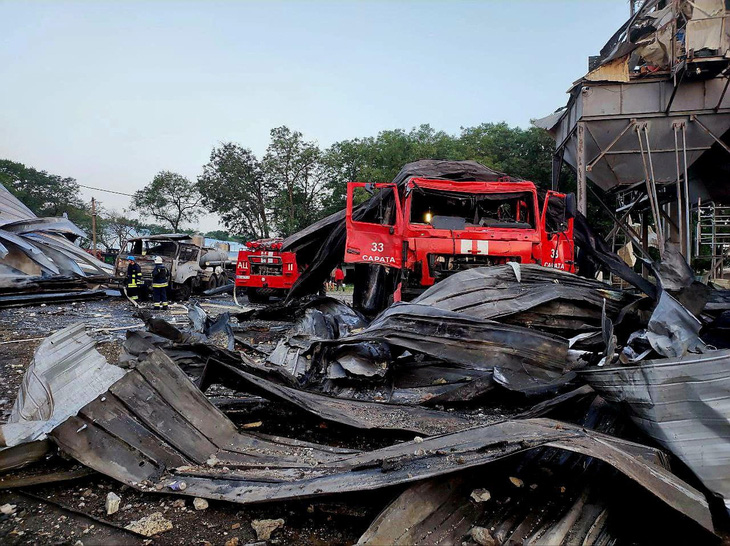 Kho ngũ cốc và xe cứu hỏa tại Odessa hư hại nghiêm trọng sau khi tên lửa Nga đánh trúng vào đêm 20, rạng sáng 21-7 - Ảnh: REUTERS