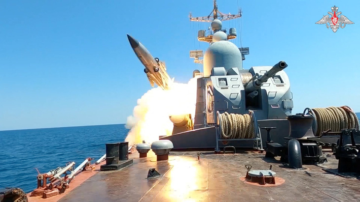 Tàu tên lửa Ivanovets bắn tên lửa trong cuộc diễn tập ngày 21-7 trên Biển Đen - Ảnh: Bộ Quốc phòng Nga