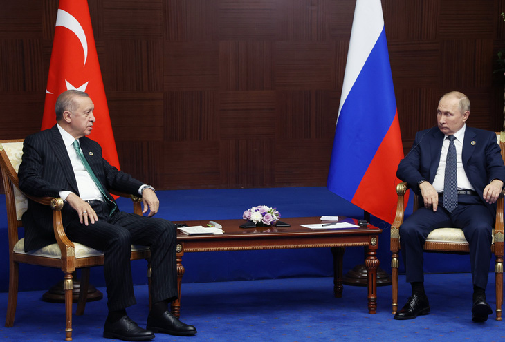 Tổng thống Thổ Nhĩ Kỳ Tayyip Erdogan (bên trái) trao đổi cùng Tổng thống Nga Vladimir Putin tại thủ đô Astana (Kazakhstan) hồi tháng 10-2022 - Ảnh: SPUTNIK