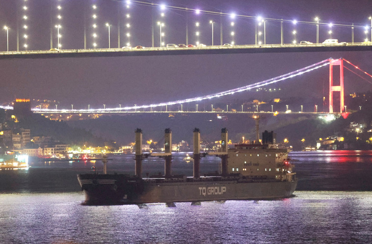 Tàu chở hàng mang cờ Thổ Nhĩ Kỳ, chở ngũ cốc theo Sáng kiến ngũ cốc Biển Đen, di chuyển qua eo biển Bosphorus ở Istanbul, Thổ Nhĩ Kỳ hôm 18-7 - Ảnh: REUTERS