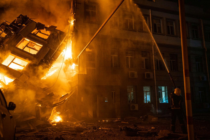 Lính cứu hỏa làm việc tại một tòa nhà hành chính bị hư hại nặng do bị tấn công bằng tên lửa ở Odessa, Ukraine ngày 20-7 - Ảnh: REUTERS