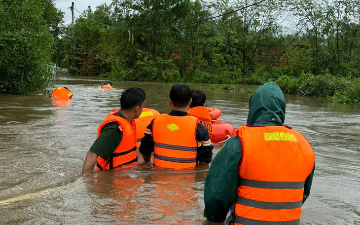 Mưa gây sạt lở đất, đá, làm chìm tàu và có 430 hộ dân ở Phú Quốc bị ảnh hưởng ngập nước - Ảnh 3.