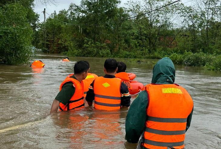 Ảnh hưởng bão Talim, những ngày qua ở TP Phú Quốc có mưa to và kéo dài nên một số nơi ngập sâu - Ảnh: LÊ VŨ