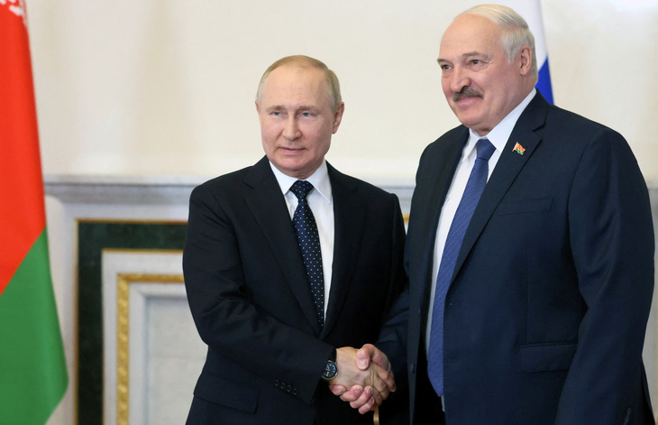 Tổng thống Nga Vladimir Putin (trái) trong cuộc gặp với người đồng cấp Belarus Alexander Lukashenko tại Saint Petersburg, Nga hồi tháng 6-2022 - Ảnh: SPUTNIK
