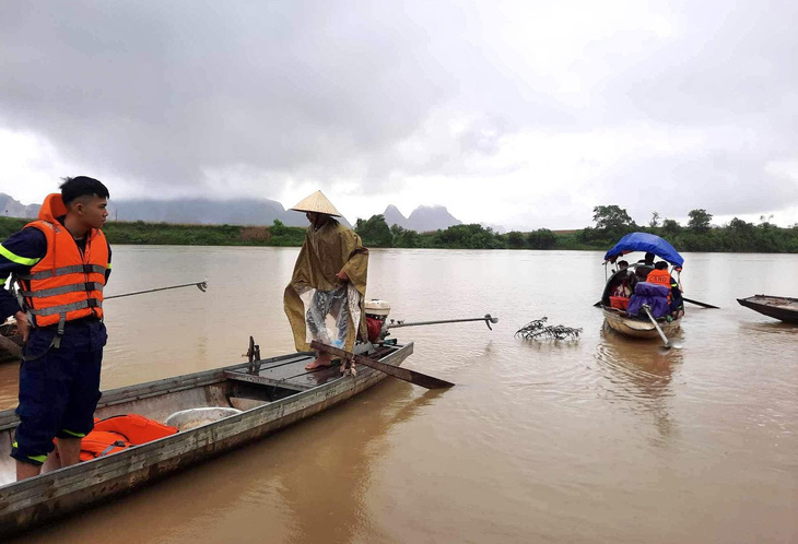 Nước sông sâu, chảy xiết và mưa lớn đang gây khó khăn cho công tác tìm kiếm các nạn nhân - Ảnh: N.THẮNG