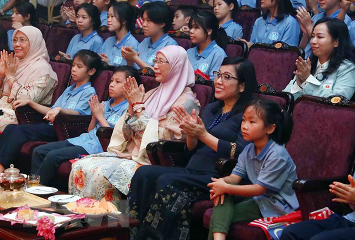 Phu nhân Thủ tướng Việt Nam Lê Thị Bích Trân cùng Phu nhân Thủ tướng Malaysia Dato’ Seri Dr. Wan Azizah binti Dr. Wan Ismail (thứ hai và thứ ba từ phải sang) xem biểu diễn múa rối nước truyền thống tại Nhà hát Nghệ thuật đương đại Việt Nam - Ảnh: TTXVN