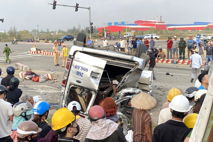 Tai nạn giao thông đối với xe khách luôn để lại hậu quả thảm khốc, trong ảnh là vụ tai nạn xảy ra ở Quảng Nam khiến 10 người dân Quảng Ngãi tử vong - Ảnh: LÊ TRUNG