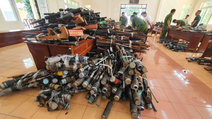 4.576 vũ khí gồm súng các loại, đạn, vật liệu nổ, công cụ hỗ trợ và pháo, đạn chì, thuốc nổ - Ảnh: TÂM AN