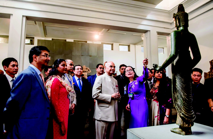 Tổng thống Ấn Độ Ram Nath Kovind xem tượng bồ tát Tara tại Bảo tàng Điêu khắc Chăm Đà Nẵng tháng 11-2018. Trong ảnh có ông Huỳnh Đức Thơ, khi ấy là chủ tịch UBND TP Đà Nẵng và ông Huỳnh Hùng, khi ấy là giám đốc Sở VH-TT Đà Nẵng. Khoảnh khắc này tổng thống đã hỏi về hiện vật còn thiếu trên tay bức tượng - Ảnh: Bảo tàng Điêu khắc Chăm Đà Nẵng cung cấp